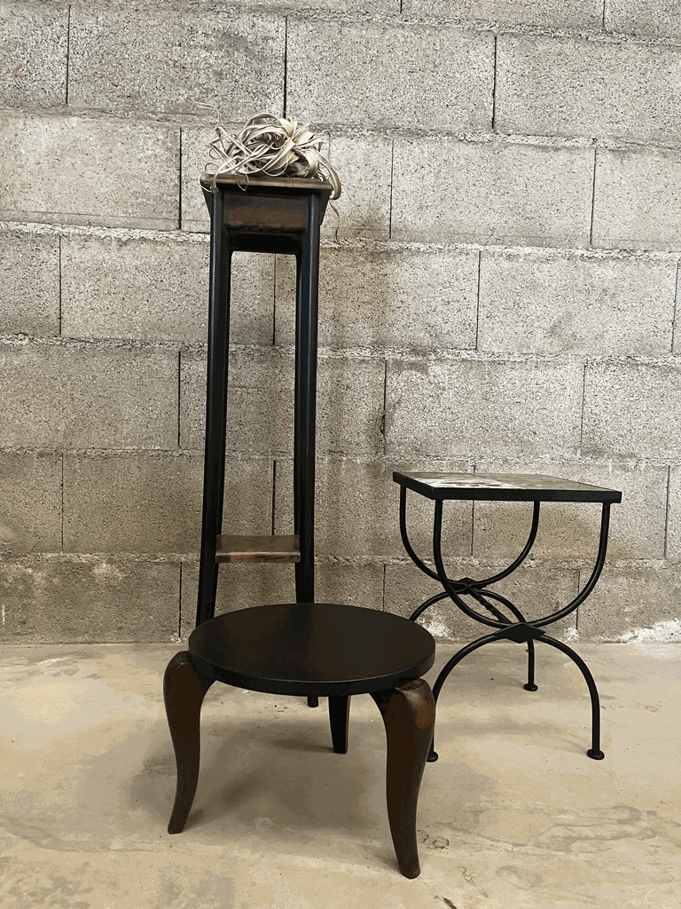 Petite selette en bois noire 3 pieds, rénovée.webp