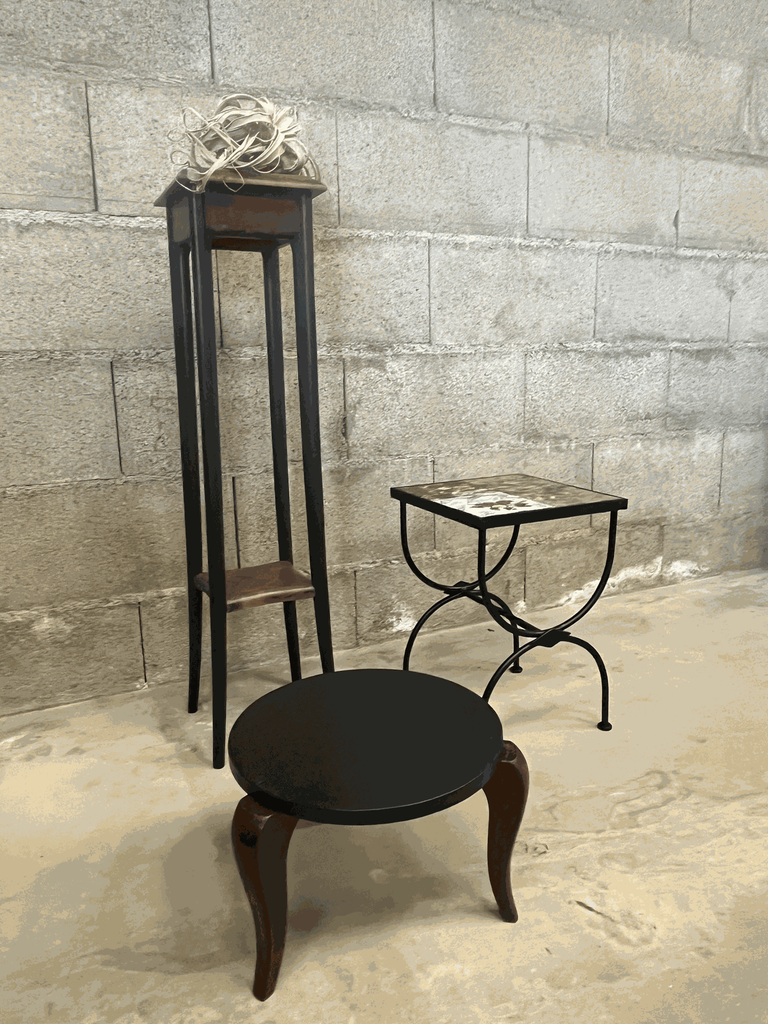 Petite selette en bois noire 3 pieds, rénovée-1.webp