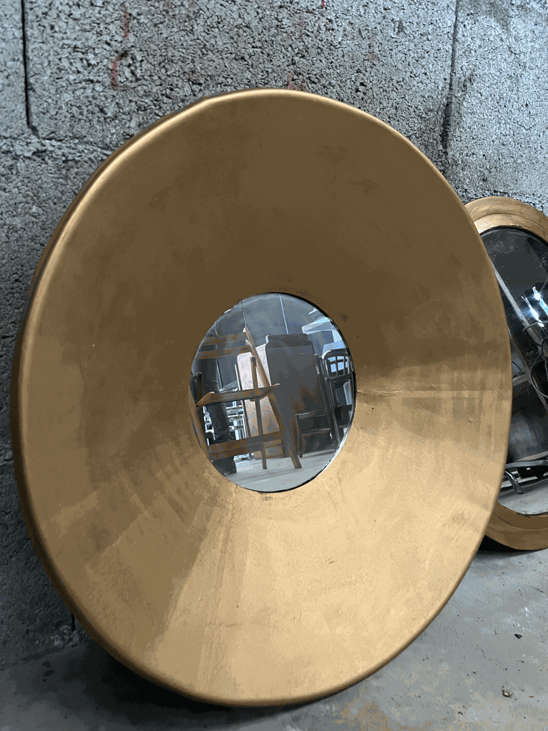 Miroir en métal couleur or, création-1.webp