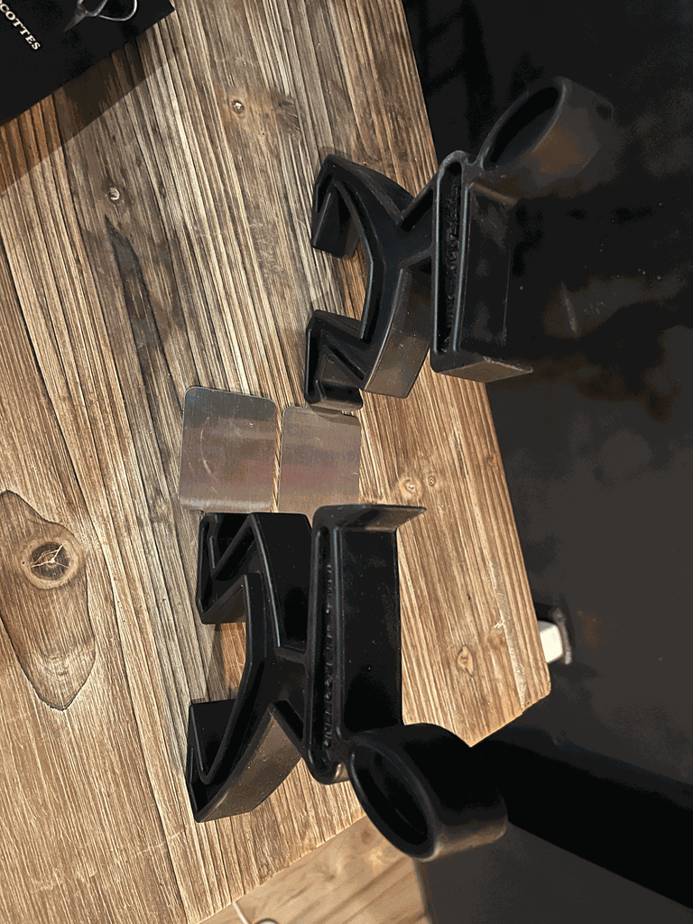 serre-livres en caoutchouc noir Black + Blum, James The Bookend-2.webp