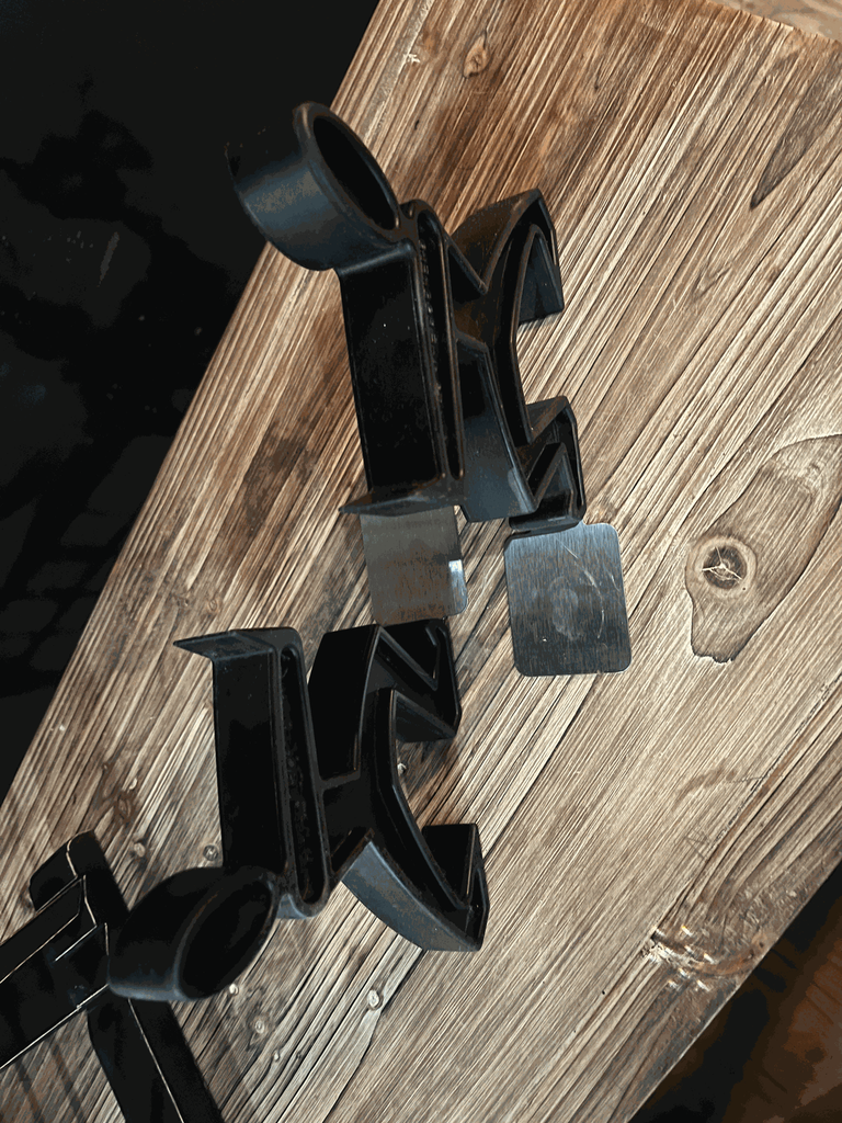 serre-livres en caoutchouc noir Black + Blum, James The Bookend.webp