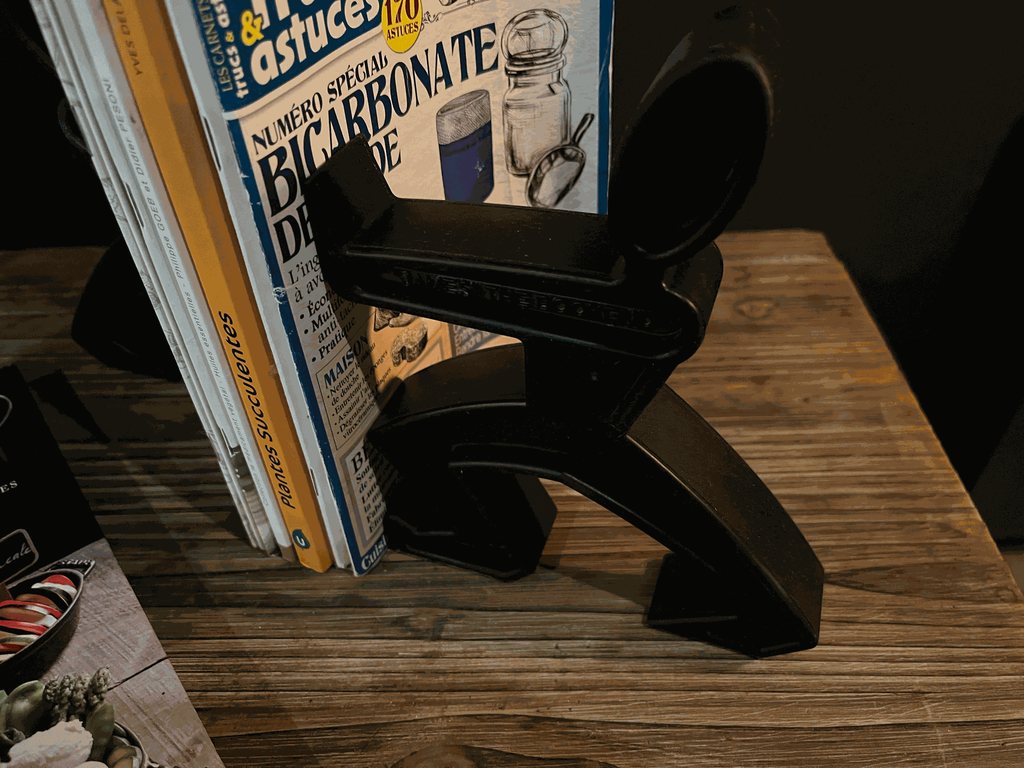 serre-livres en caoutchouc noir Black + Blum, James The Bookend-3.webp