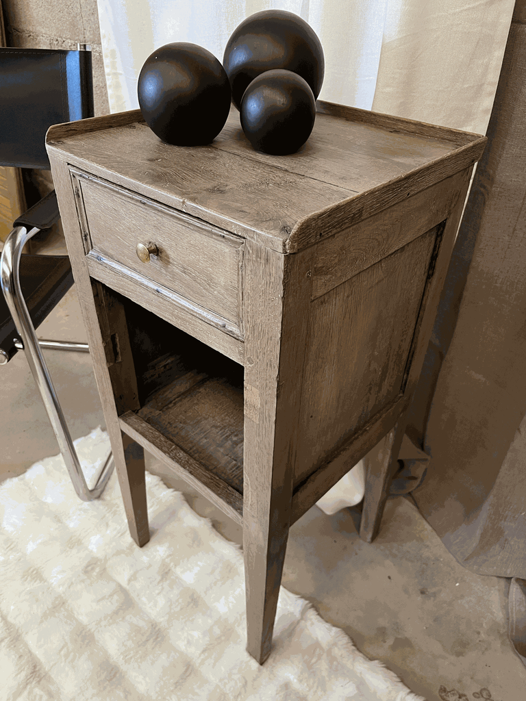 Petit meuble d'appoint en bois ou chevet.webp
