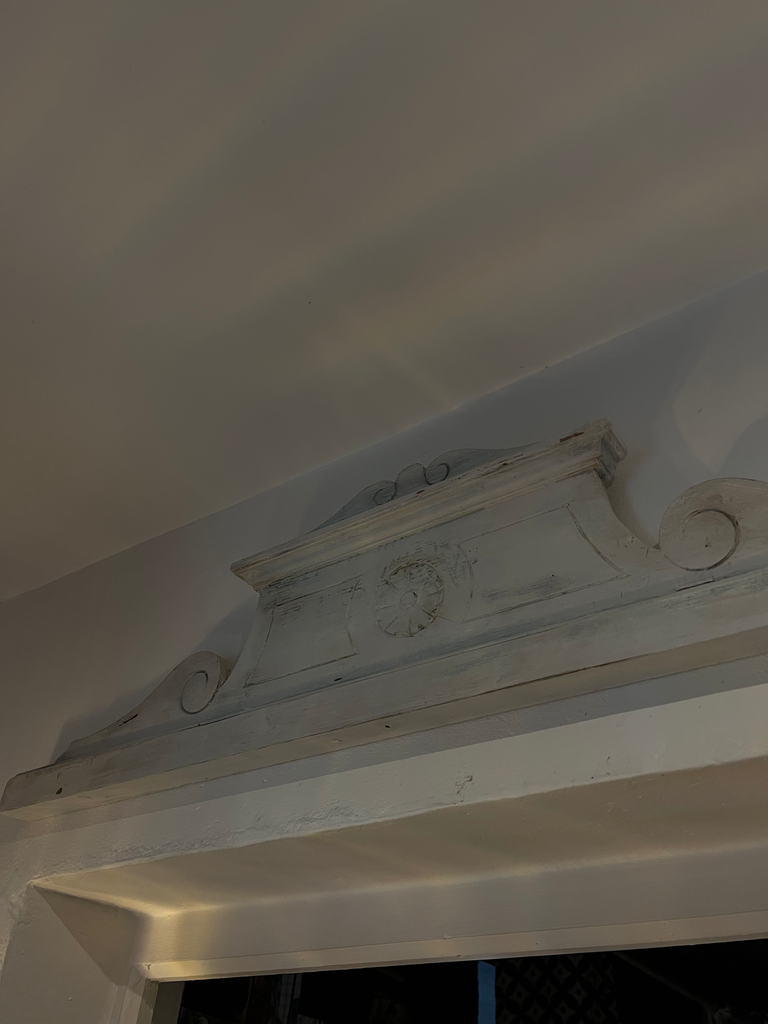 Fronton en bois, patine blanche