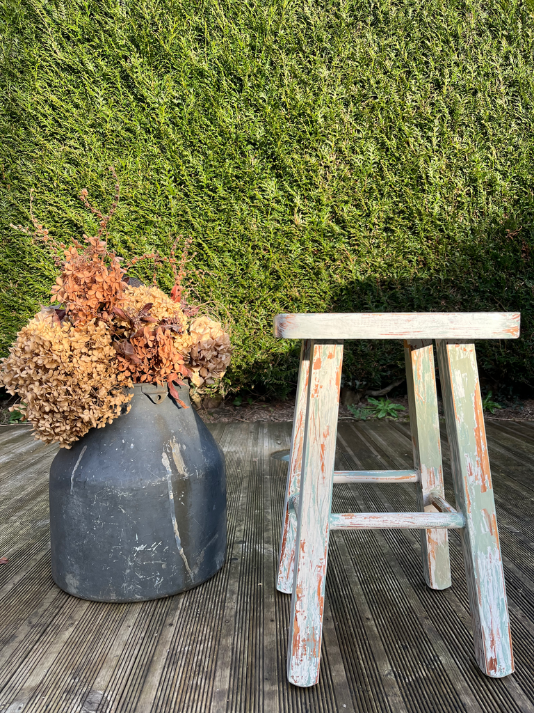 Tabouret en bois, patine verte