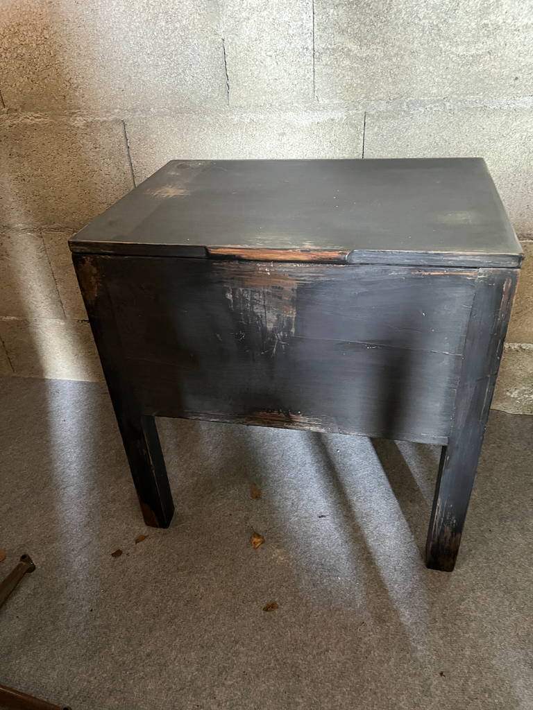 Coffre en bois, sur pieds