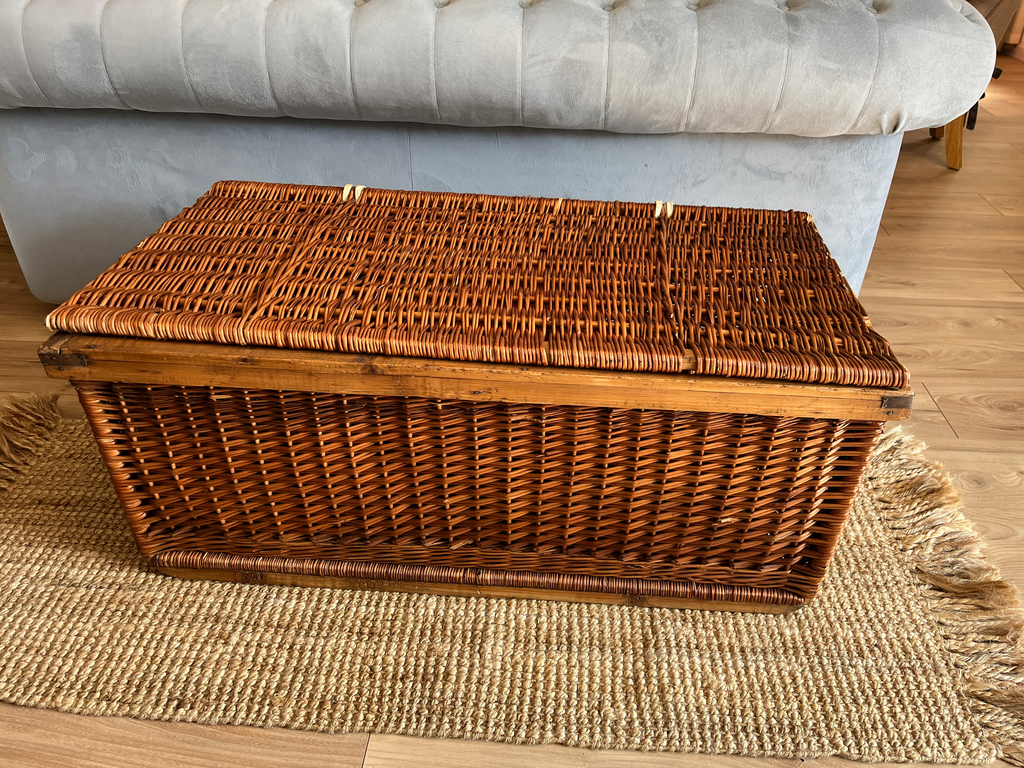 Malle en osier, cadre en bois, lanières en cuir