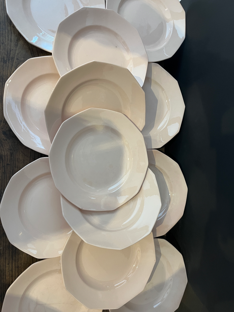 Lot de douze assiettes, rose pâle