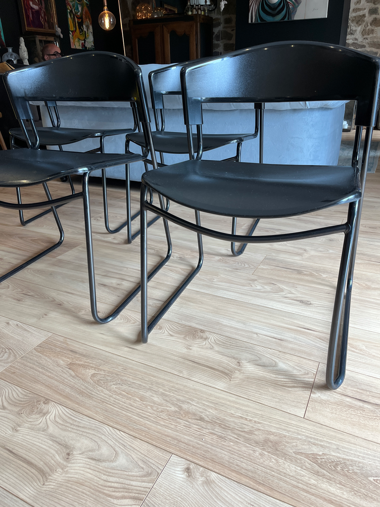 Chaise noire, empilable 'Assisa'