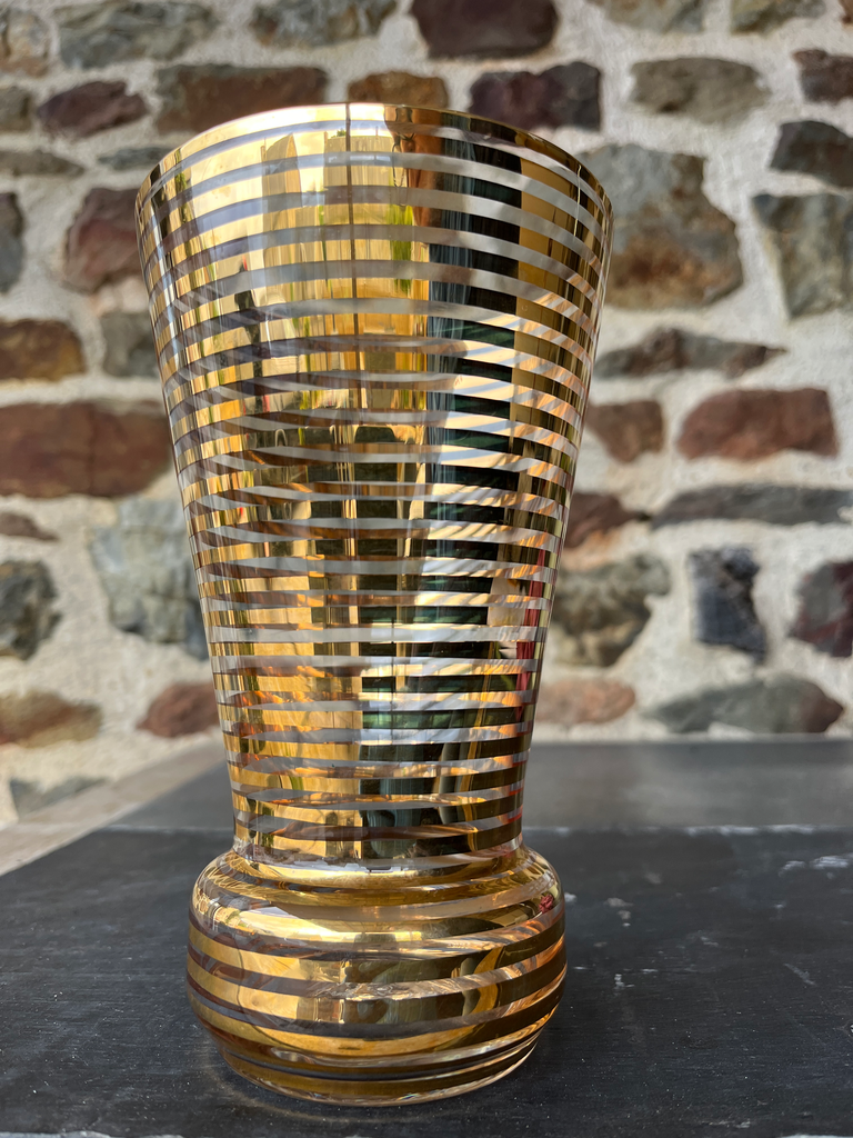 Vase en cristal, lignes dorées