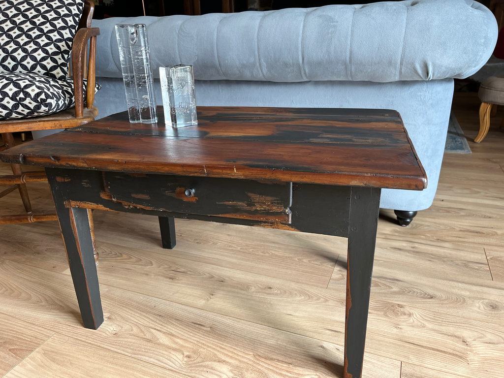 Table basse en bois, patine noire