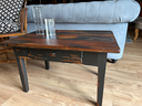 Table basse en bois, patine noire