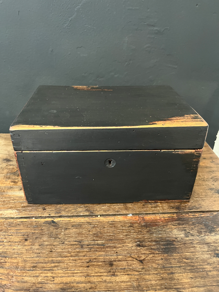 Petite boite en bois, patine noire