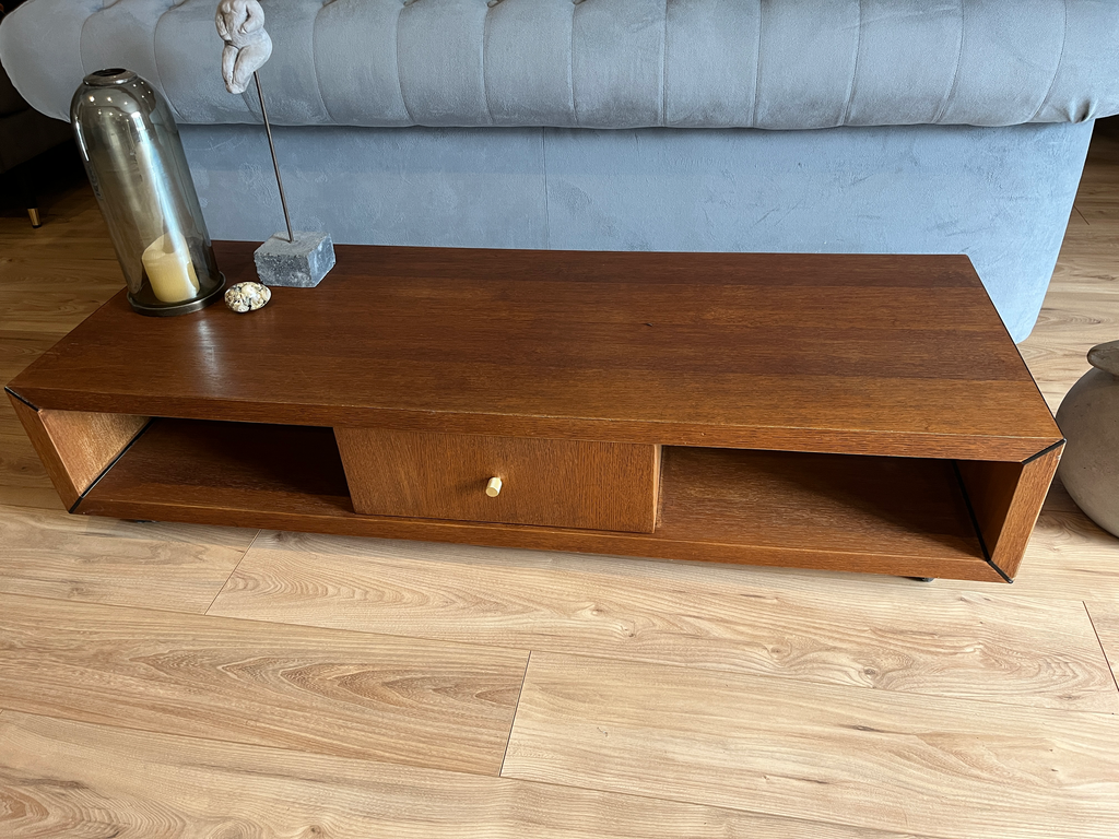 Table basse sur roulettes, contemporaine
