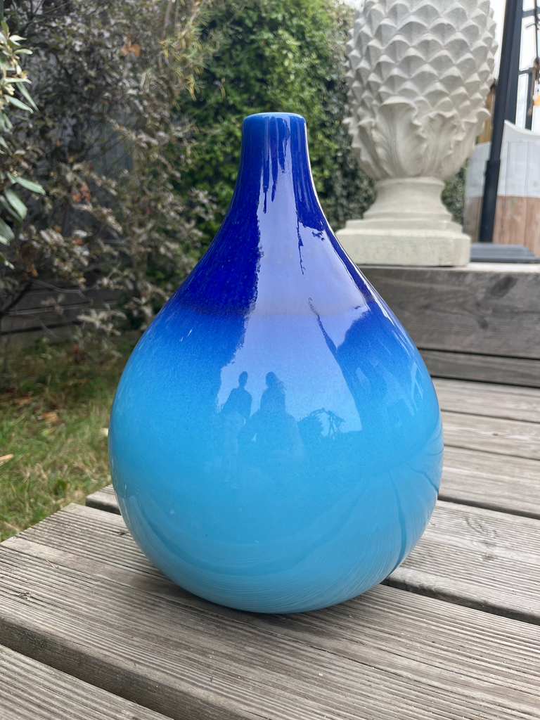 Vase, dégradé de bleu