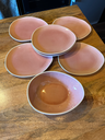 Lot de six assiettes en céramique, et leur grand ramequin