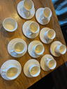 Lot de dix tasses et leurs soucoupes, un sucrier