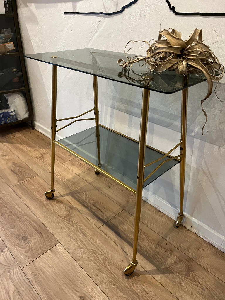 Console vintage, verres fumés