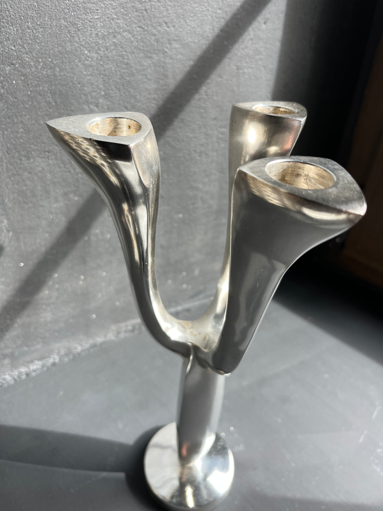 Bougeoir en métal argenté, trois branches