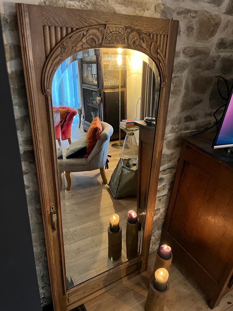 Ancienne porte en bois, réhabilitée en grand miroir d'entrée