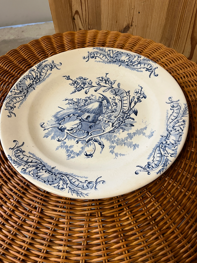 Grand plat rond, modèle ' Louis XV '