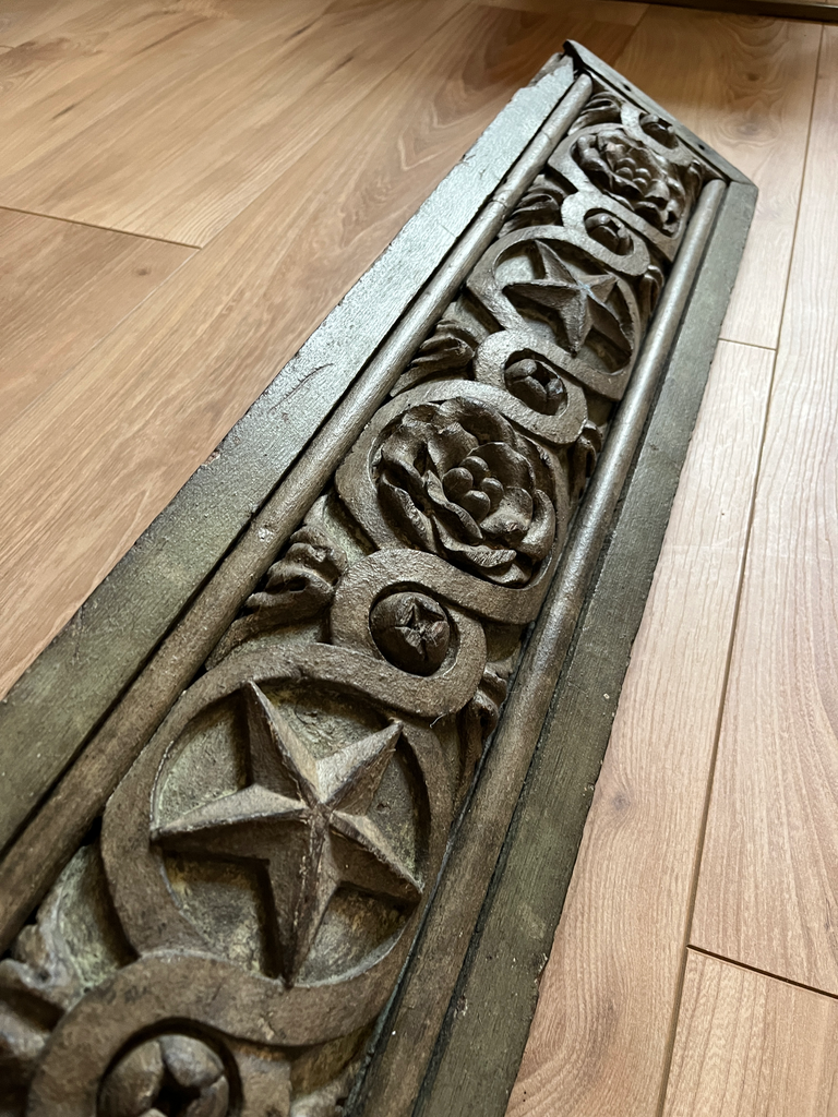 Panneau en bois sculpté