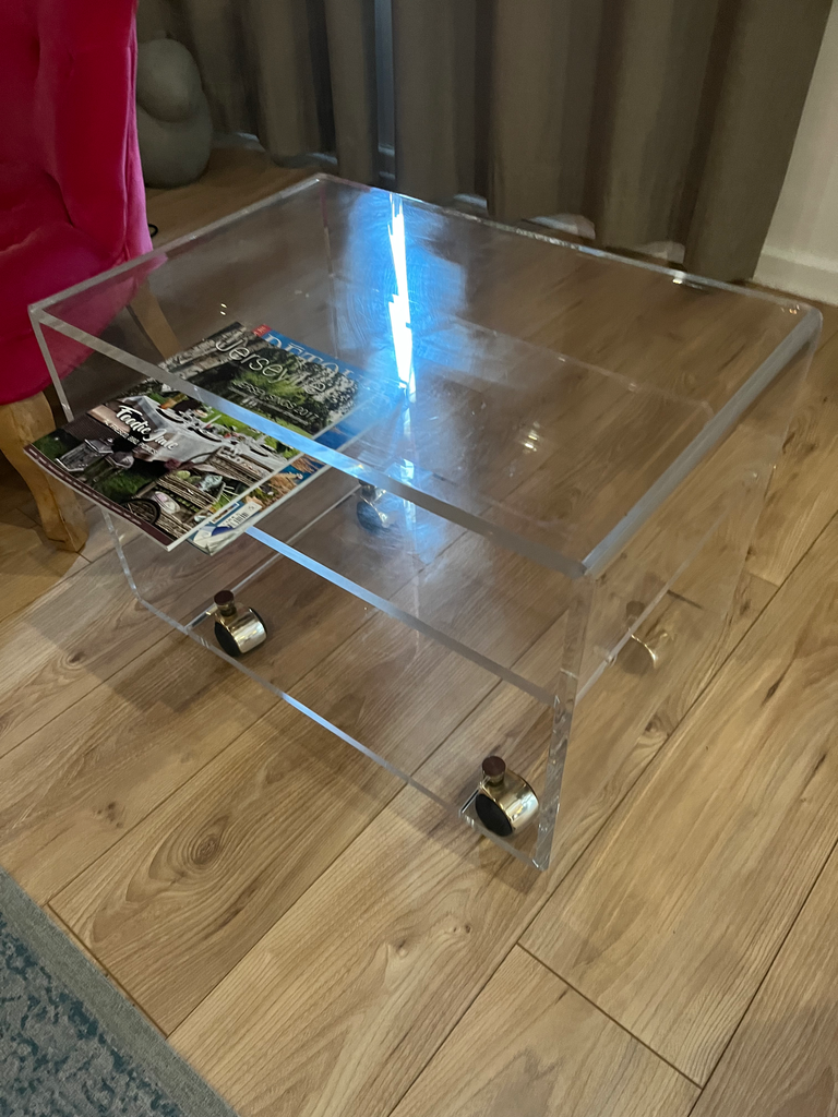 Table en plexiglas, sur roulettes