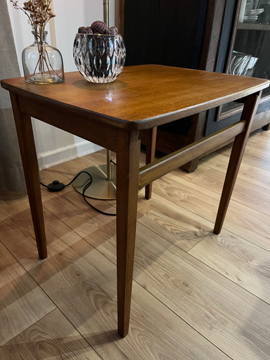 Petite table d'appoint en bois