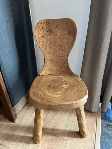 Chaise en bois tripode brutaliste