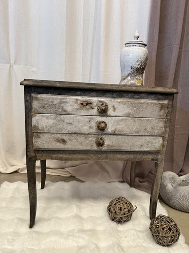 Petit meuble en bois patiné