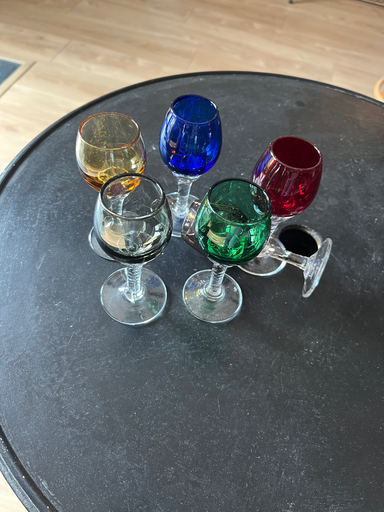 Petits verres à liqueur colorés