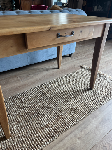 Table en bois, un tiroir