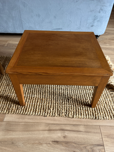 Petite table basse en bois rectangulaire