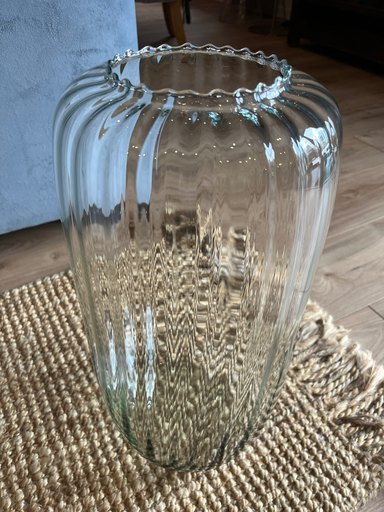 Grand vase en verre, col dentelle