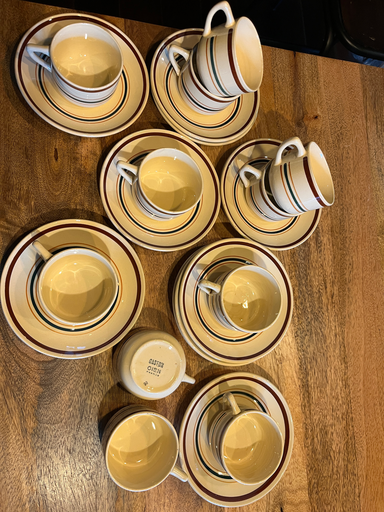 Tasses et soucoupes 'Gien', modèle Gaston