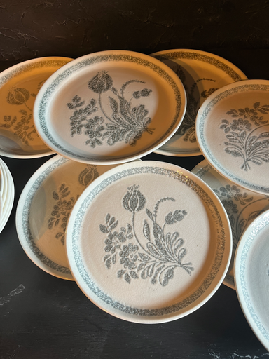 Service d'assiettes , seize pièces