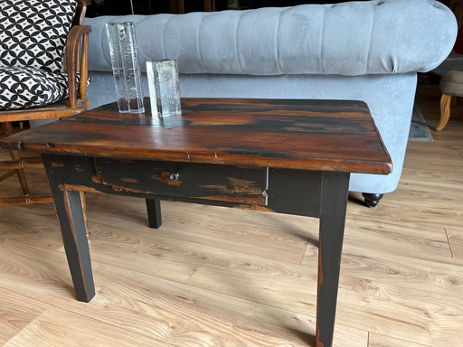 Table basse en bois, patine noire