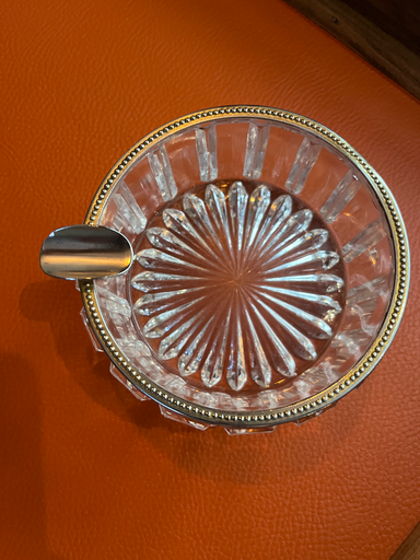 Cendrier en verre, bordure métal argenté