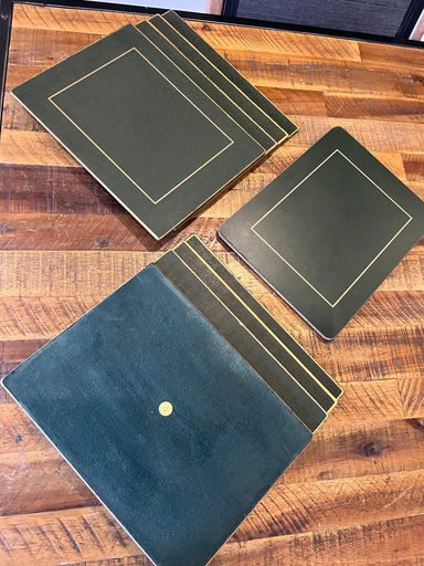 Lot de huit sets de table et son dessous de plat