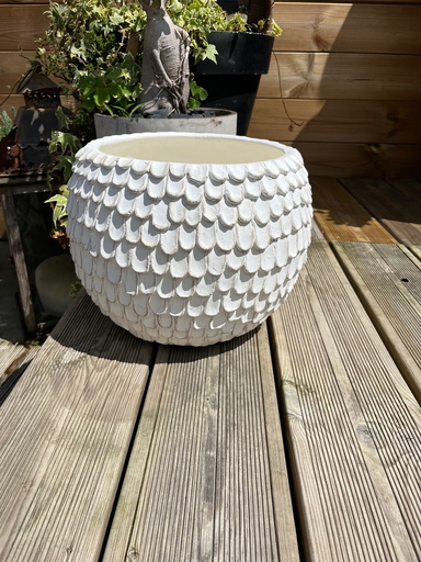 Cache-pot blanc, effet 'écorces de pin'