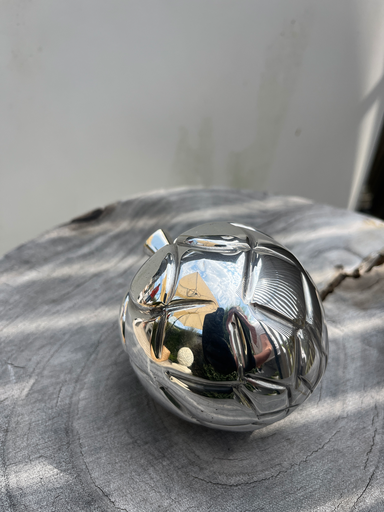 Pomme de pin en métal argenté 'SIS'