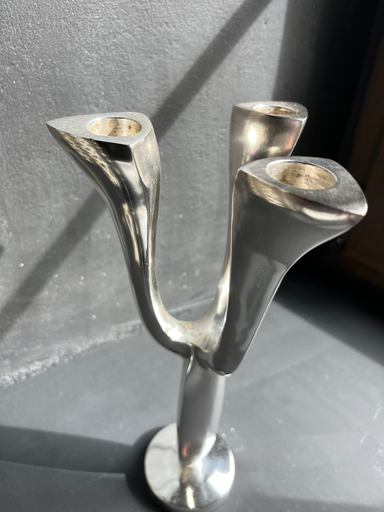 Bougeoir en métal argenté, trois branches