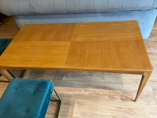 Table basse en bois, pieds évasés