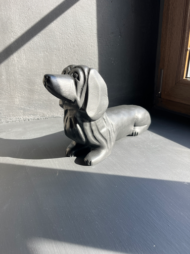 Petit chien en bois peint