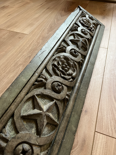 Panneau en bois sculpté