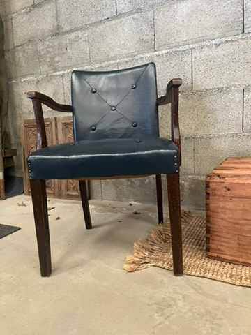 Fauteuil en cuir bleu marine, clouté