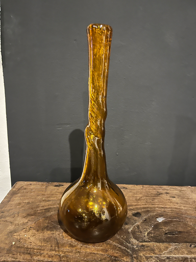 Vase en verre soufflé, ambré, torsadé 'Biot'