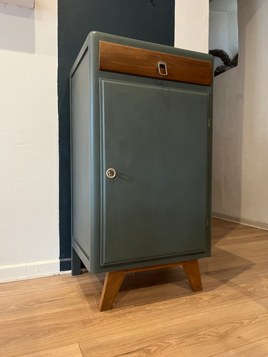 Meuble d'appoint en bois, rénové en kaki